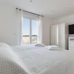 Sea & By Interhome زادار